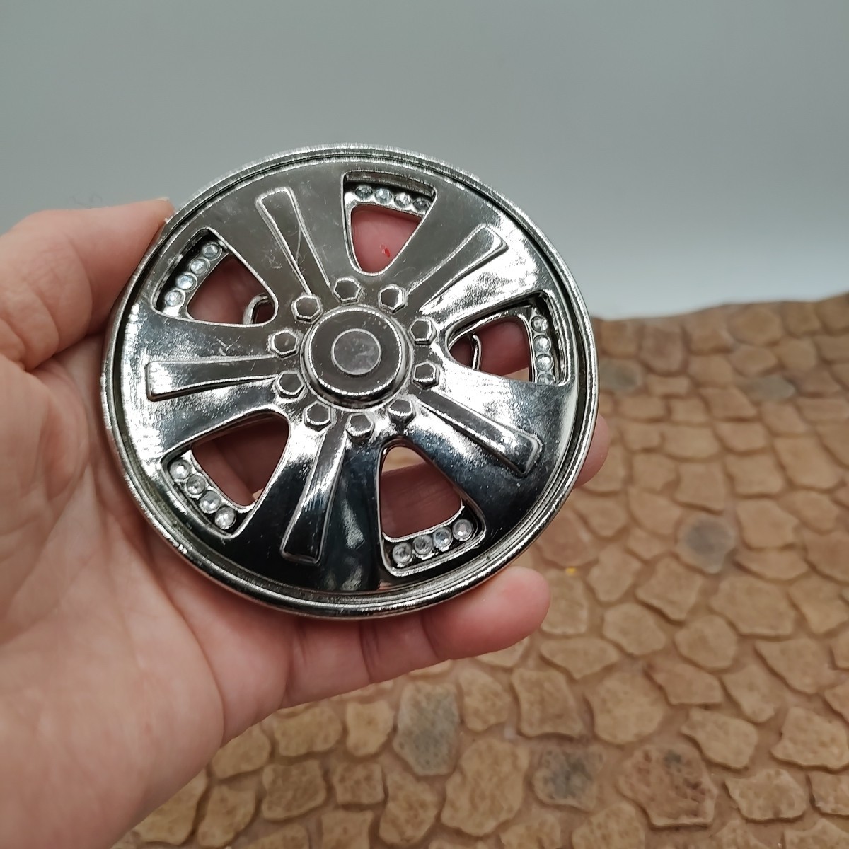 Spinning Tire Rim Wheel Spinner Cut-Out Alloy Belt Buckle Chrome