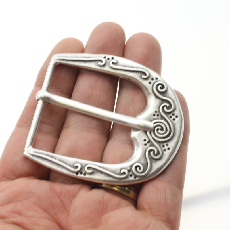 Pin Buckle Belt Buckle with Ornament – Classic Metal Design