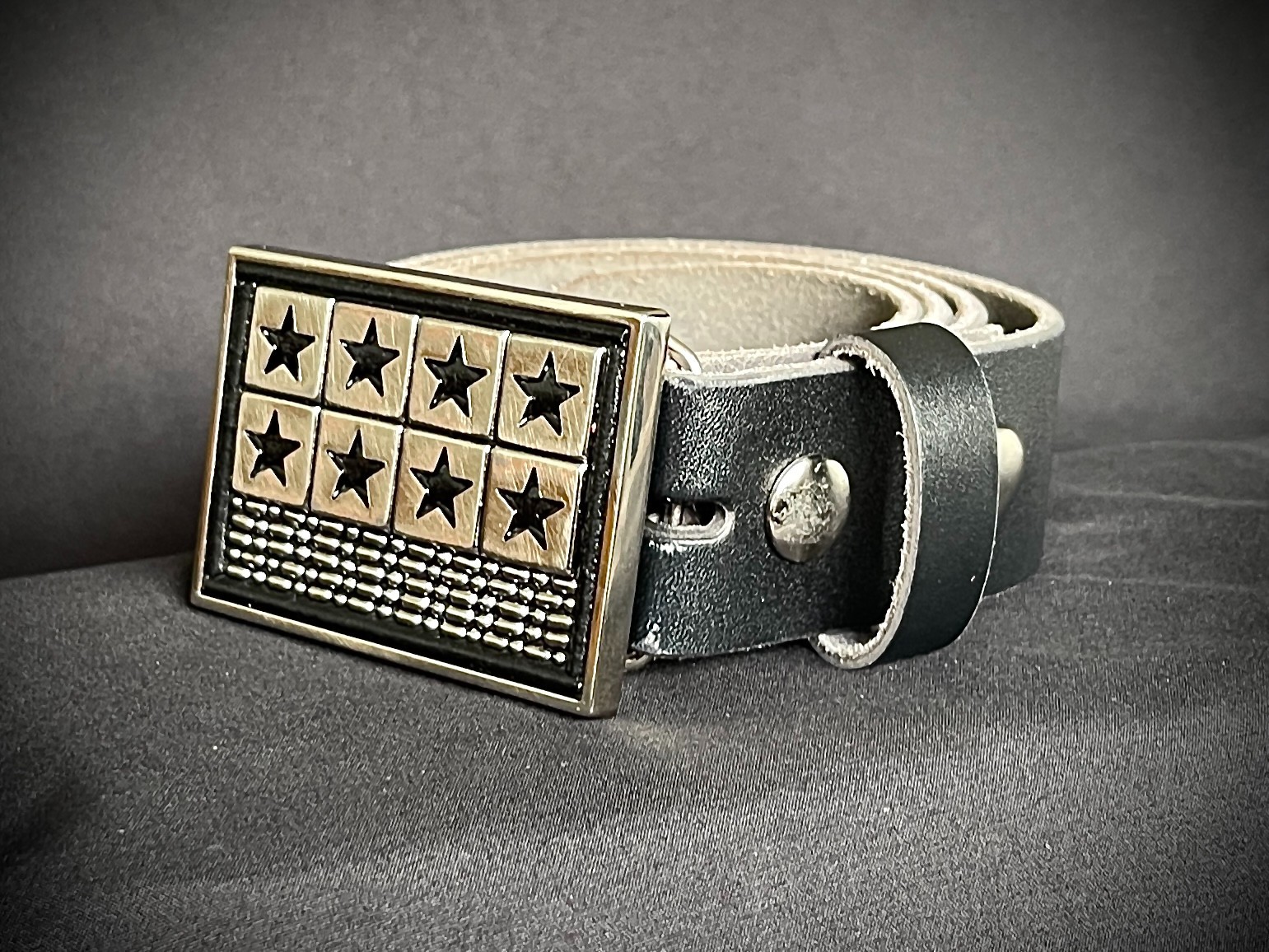 « 8 Tarnished Stars » Military Industrial Belt Buckle Black Leather Darren McNeese