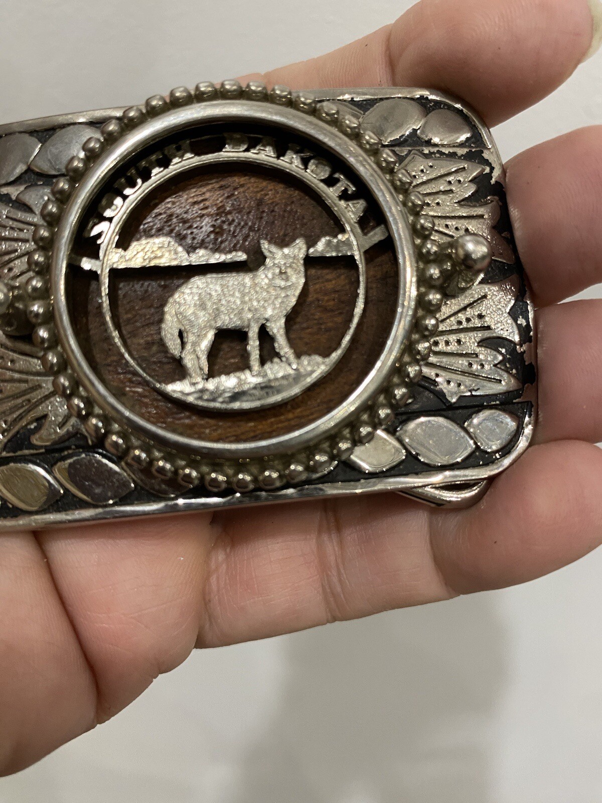 SOUTH DAKOTA State belt buckle silver toned with wooden background Disk 3d wolf