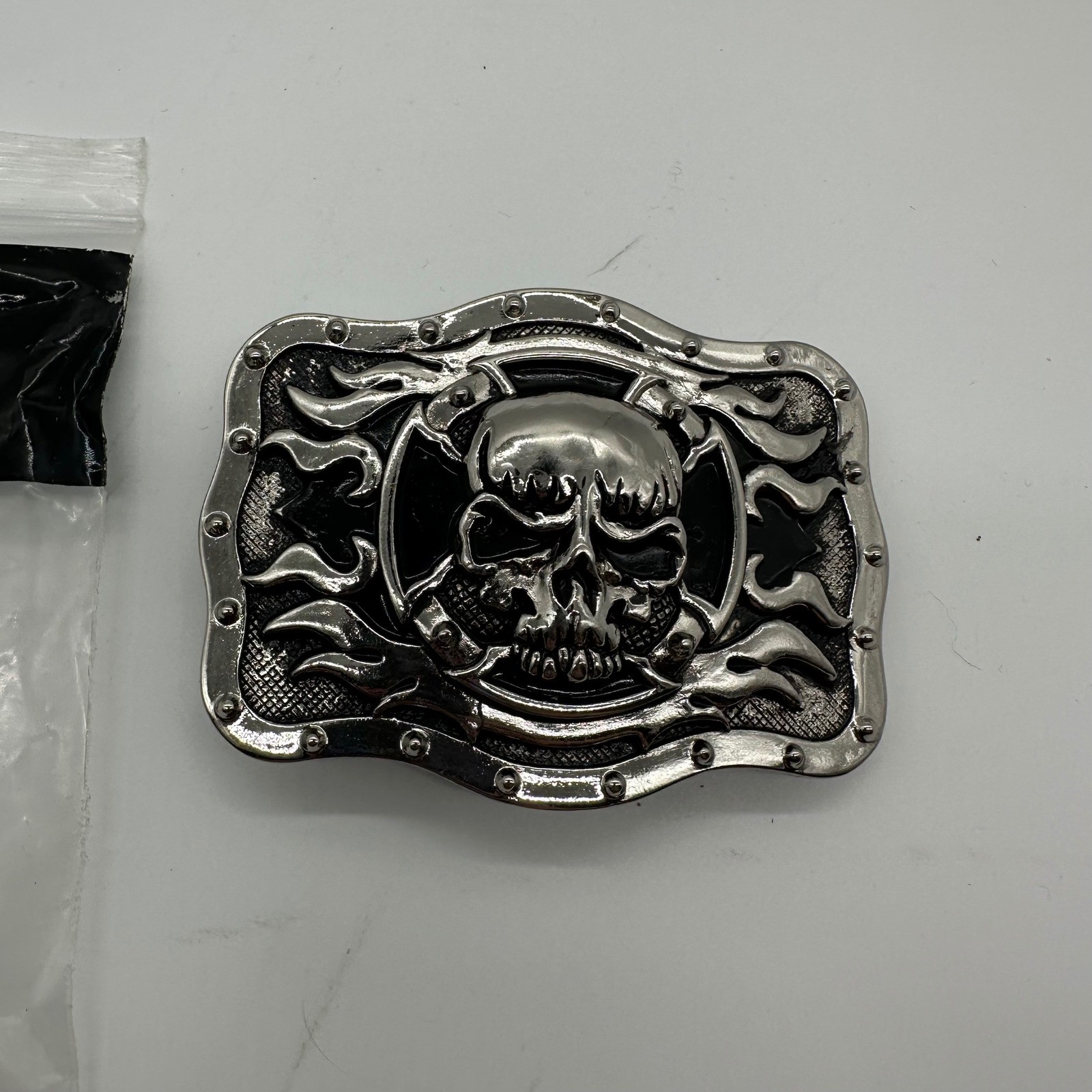 Tandy Leather Skull Cross Flame Belt Buckle 3 1/2&Prime; X 1-1/2″