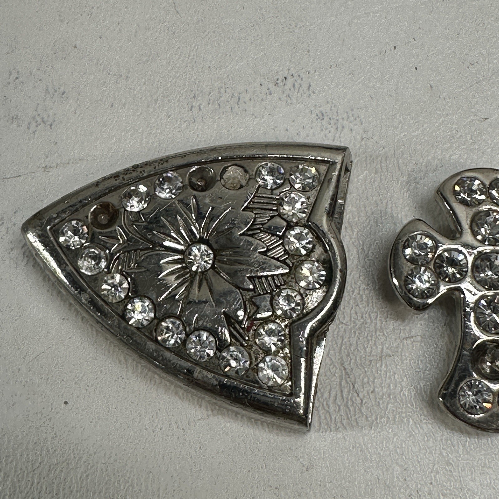 Western Buckle 6 Pc Set Silver Tone Metal Rhinostone Fleur de Lis Keep Tip