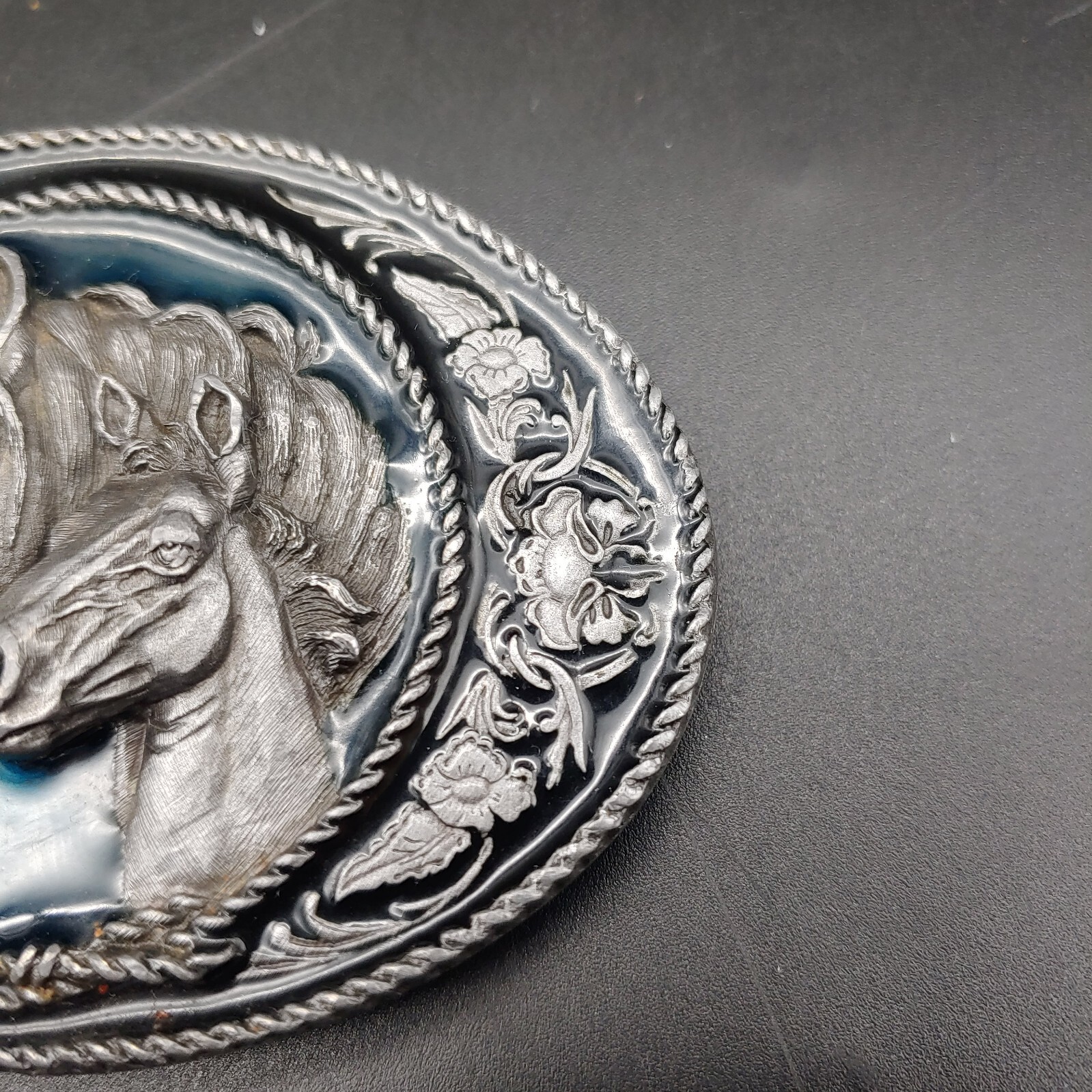 1991 Siskiyou Buckle Co A-5 Two Horses on Green Enameled Background