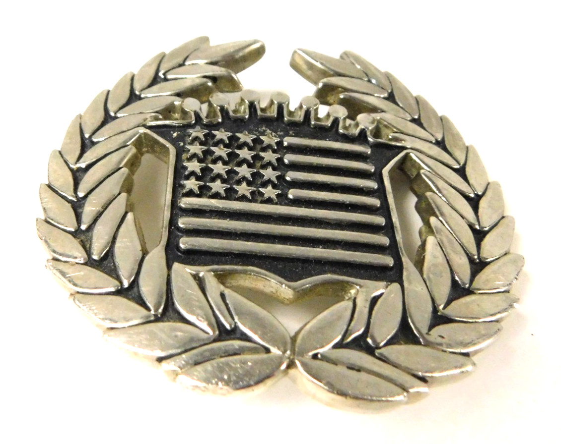 Famous Belt Buckle Stars & Stripes Flag Wreath USA Black Silver #8387 Ex. Cond.