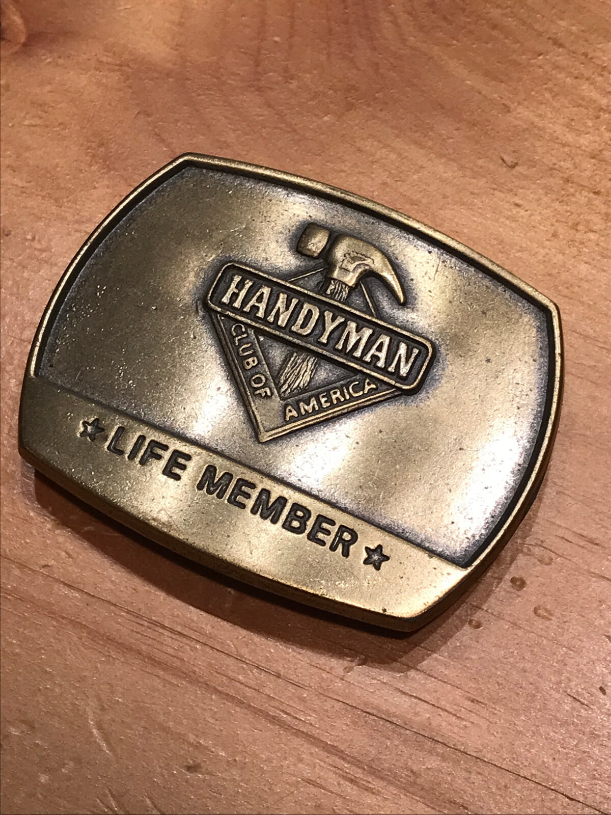 HANDYMAN CLUB OF AMERICA * LIFE MEMBER * 1996 MAN&rsquo;S BELT BUCKLE – HAMMER TOOL