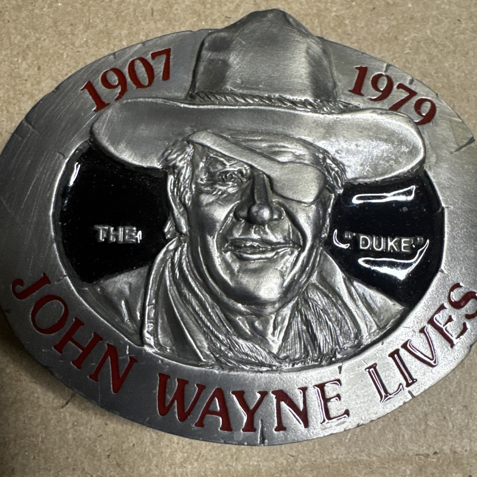 VINTAGE 1979 Belt Buckle The « DUKE » JOHN WAYNE LIVES Western Style Masterpiece