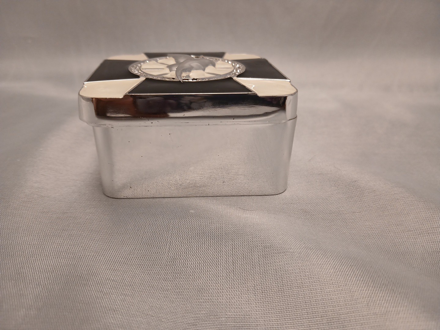Seagul Tricket Box Enambled Black & White Silvertone Metal
