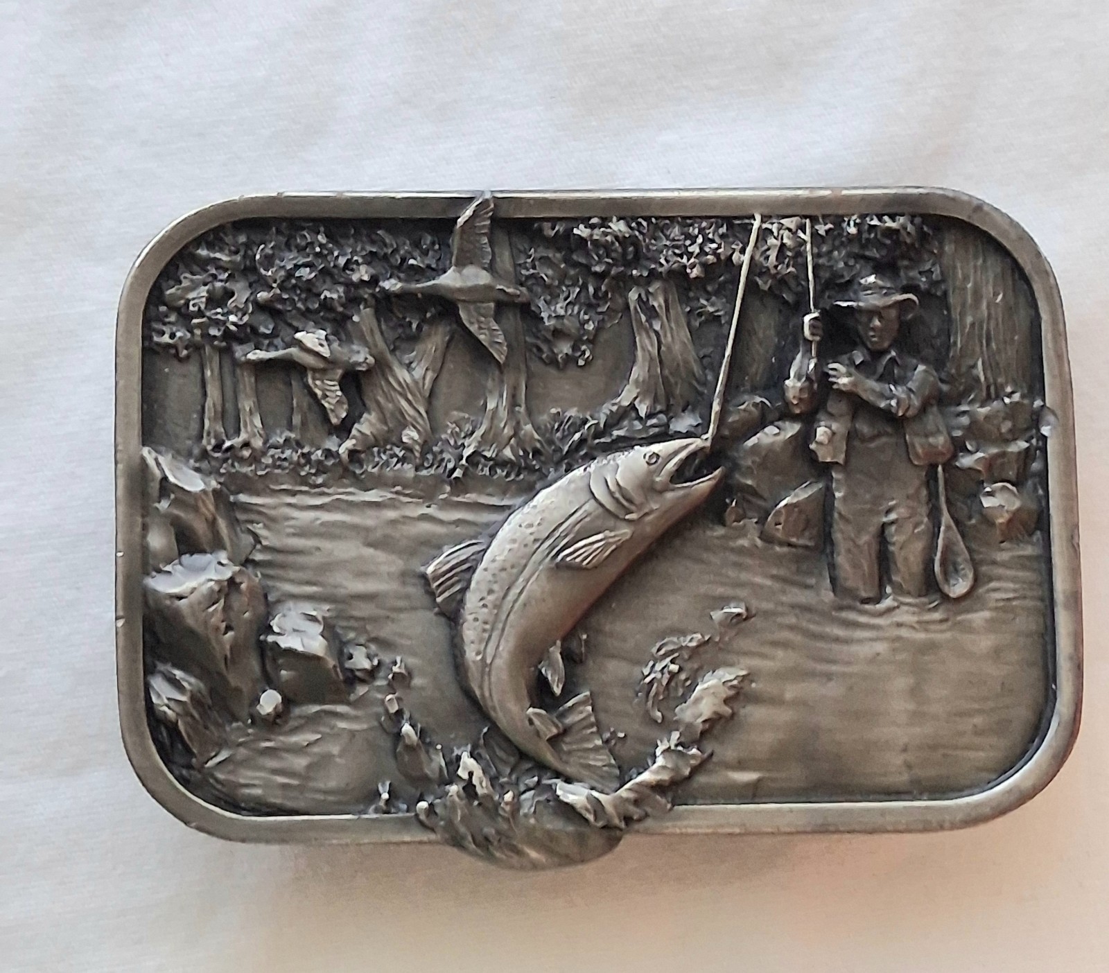 Vtg 1982 Siskiyou Pewter Belt Buckle 3D Fishing Scene Fisherman Forest Geese