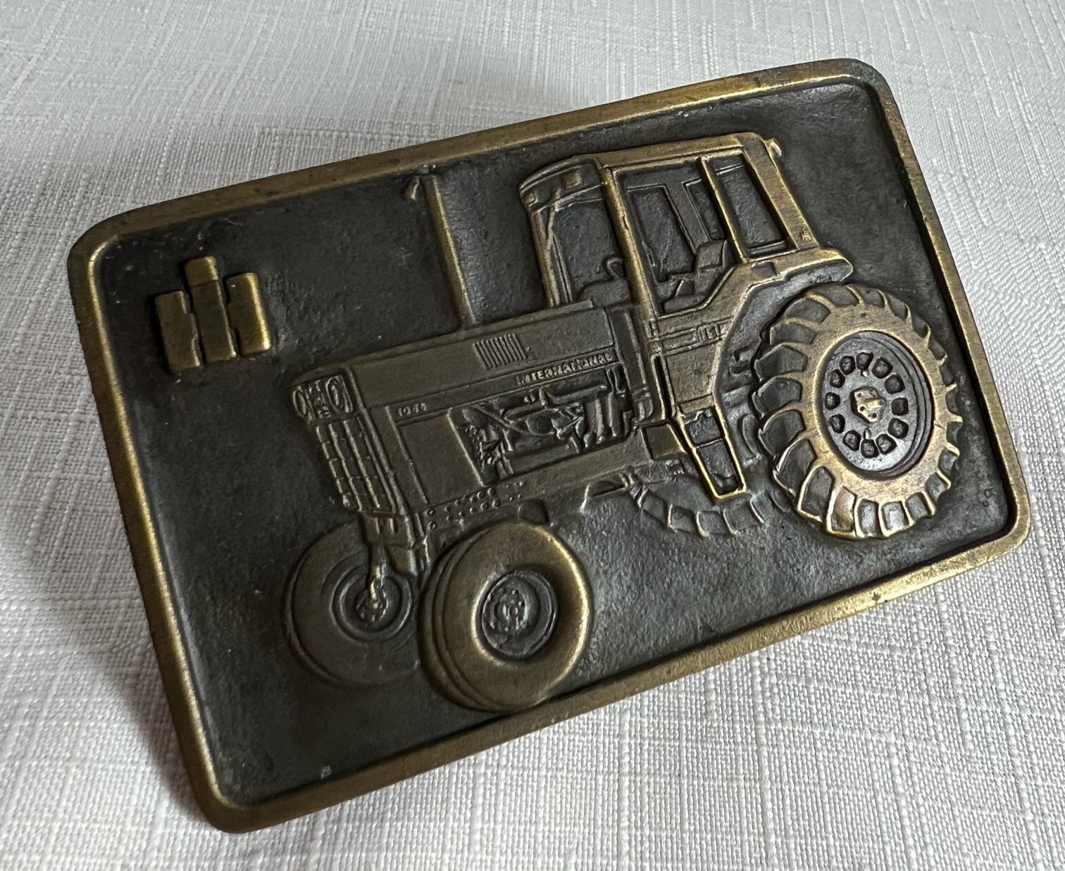 Vintage Metal Belt Buckle International Harvester Tractor (3 3/8&Prime; x 2 1/4&Prime;)