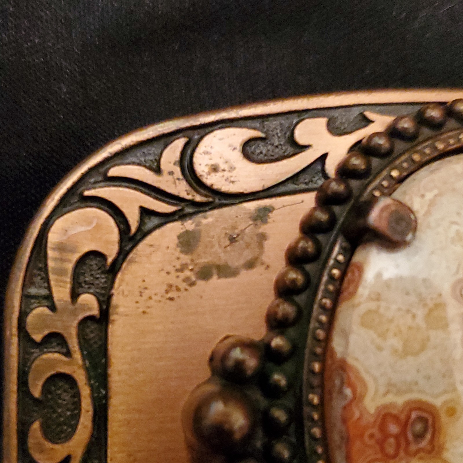 Men&rsquo;s Western Metal Belt Buckle Gold/Black Scroll Pattern Stone Inlay 1.5&Prime;