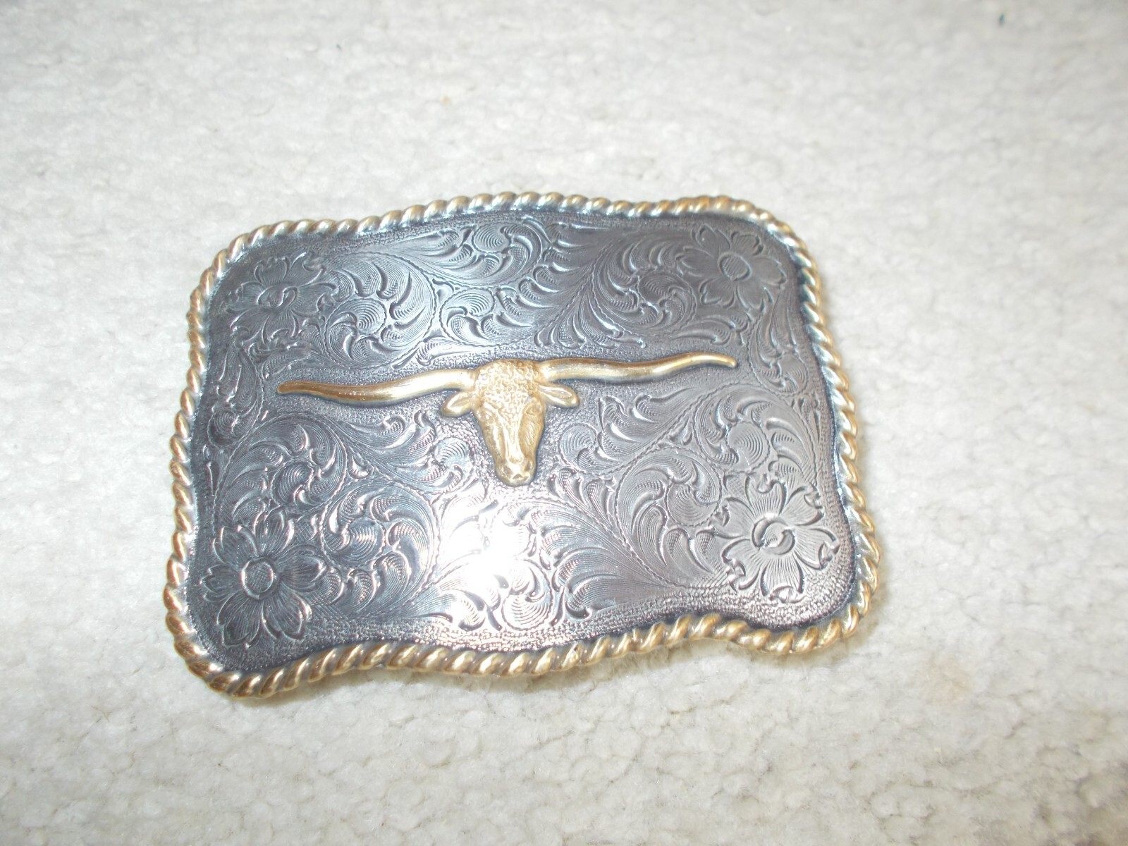 WESTERN STYLE BELT BUCKLE WITH LONGHORN IN THE CENTER