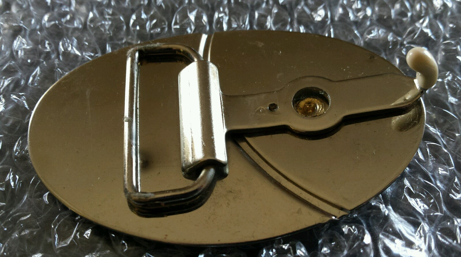 SIMPLE SHINY SILVER TONED OVAL WESTERN BELT BUCKLE WITH A 3D GOLD COLORED HORSE