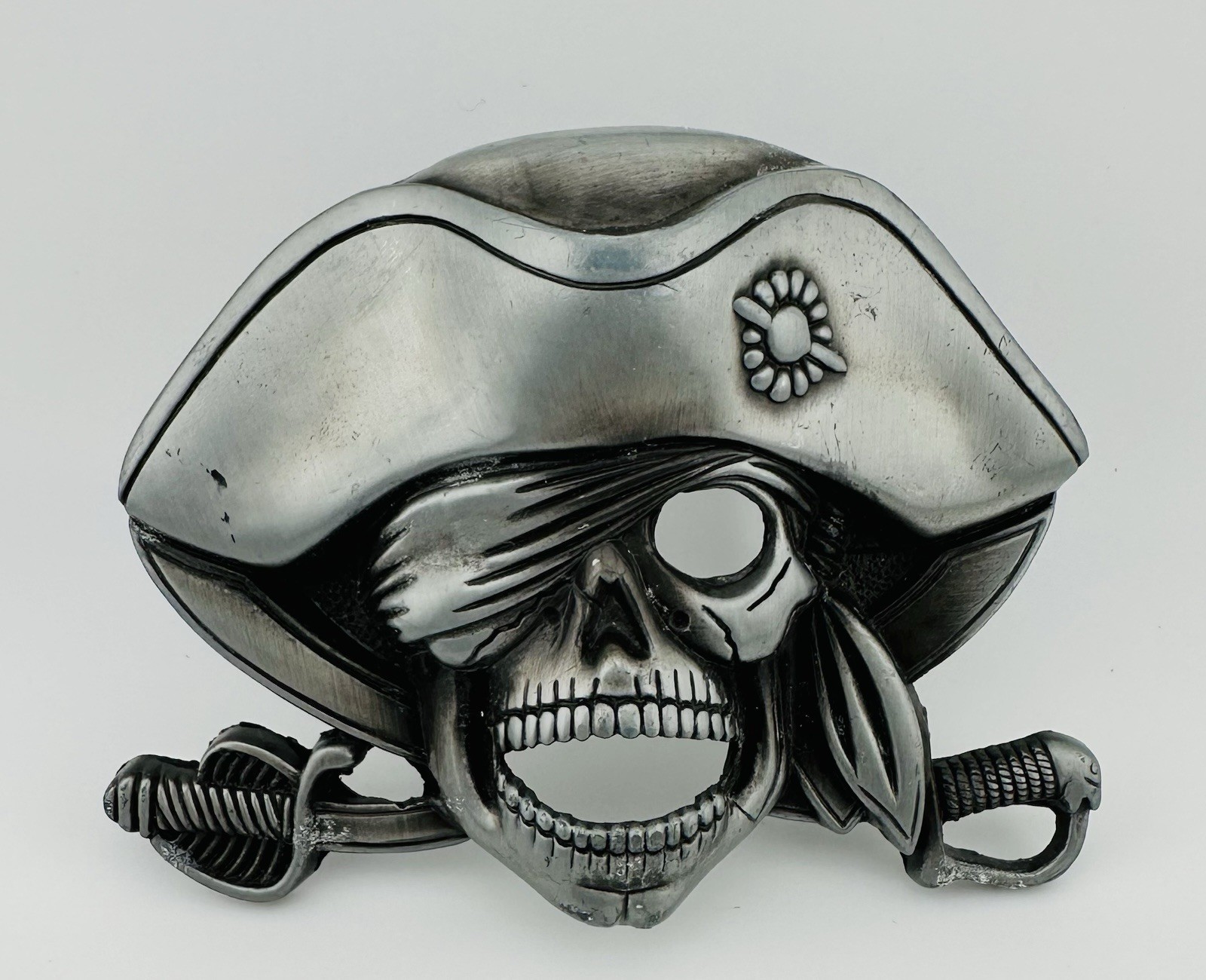3D Pirate Jolly Roger Metal Belt Buckle Silver Tone Swashbuckler Swords 4&Prime;x 3&Prime;