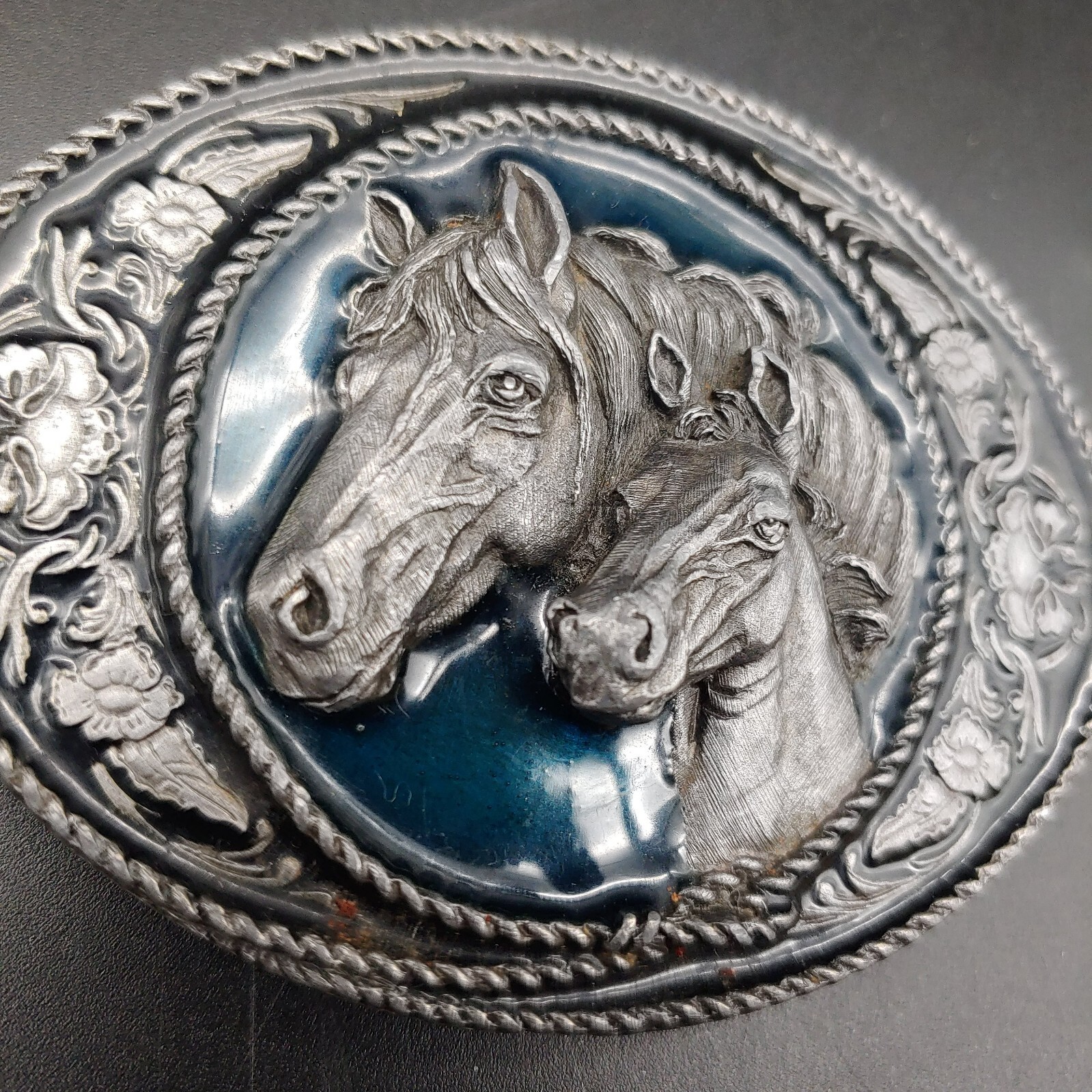 1991 Siskiyou Buckle Co A-5 Two Horses on Green Enameled Background