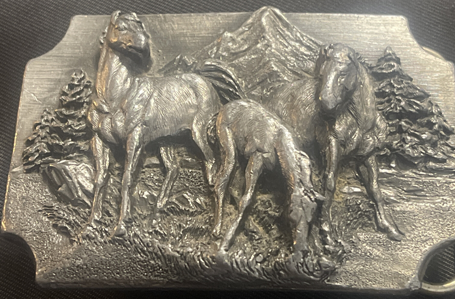 Siskiyou 1989 3-D Belt Buckle Horses Q-35 Brass Buckle w/ Metal Loop USA Made