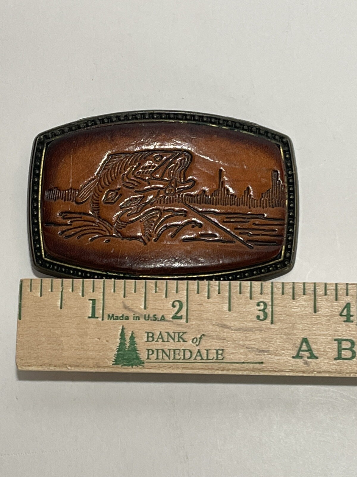 HOOKED BASS METAL & LEATHER BASS FISHING BELT BUCKLE VINTAGE 1970&rsquo;S