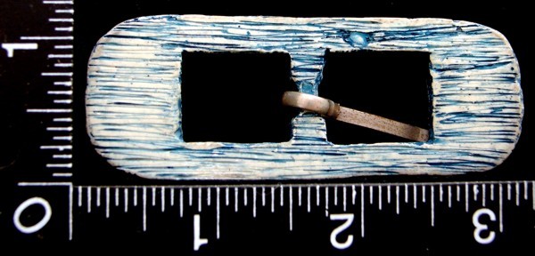 LL04122 *NOS* HAND CRAFTED **BLUE & WHITE** WOODEN TONGUE TYPE BELT BUCKLE