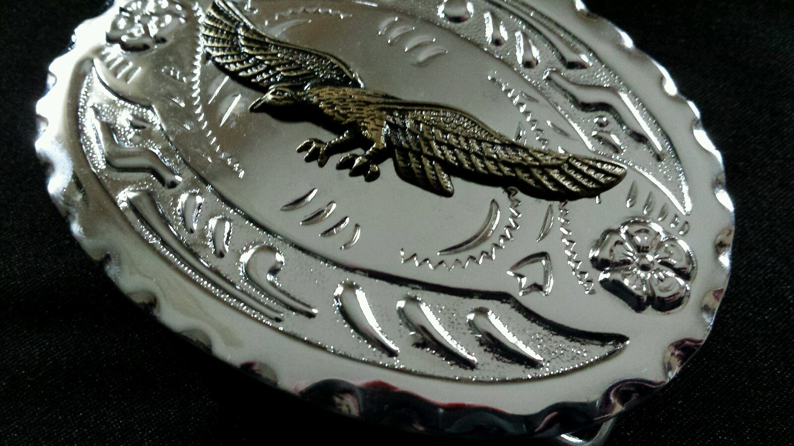 SPREAD WING BRASS TONED EAGLE WESTERN BELT BUCKLE SILVER TONED BACKGROUND