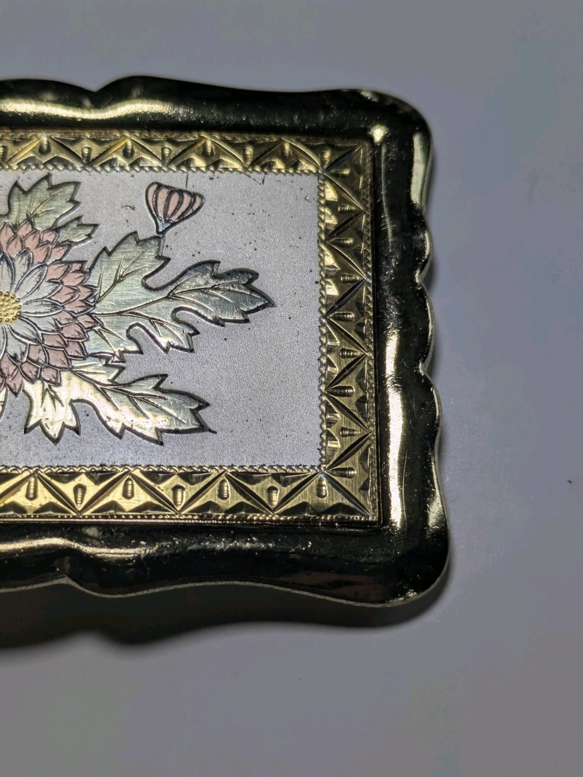 TRI COLOR PLATED FLOWER DESIGN BELT BUCKLE – VINTAGE – 3 1/2&Prime; X 2 1/4&Prime;