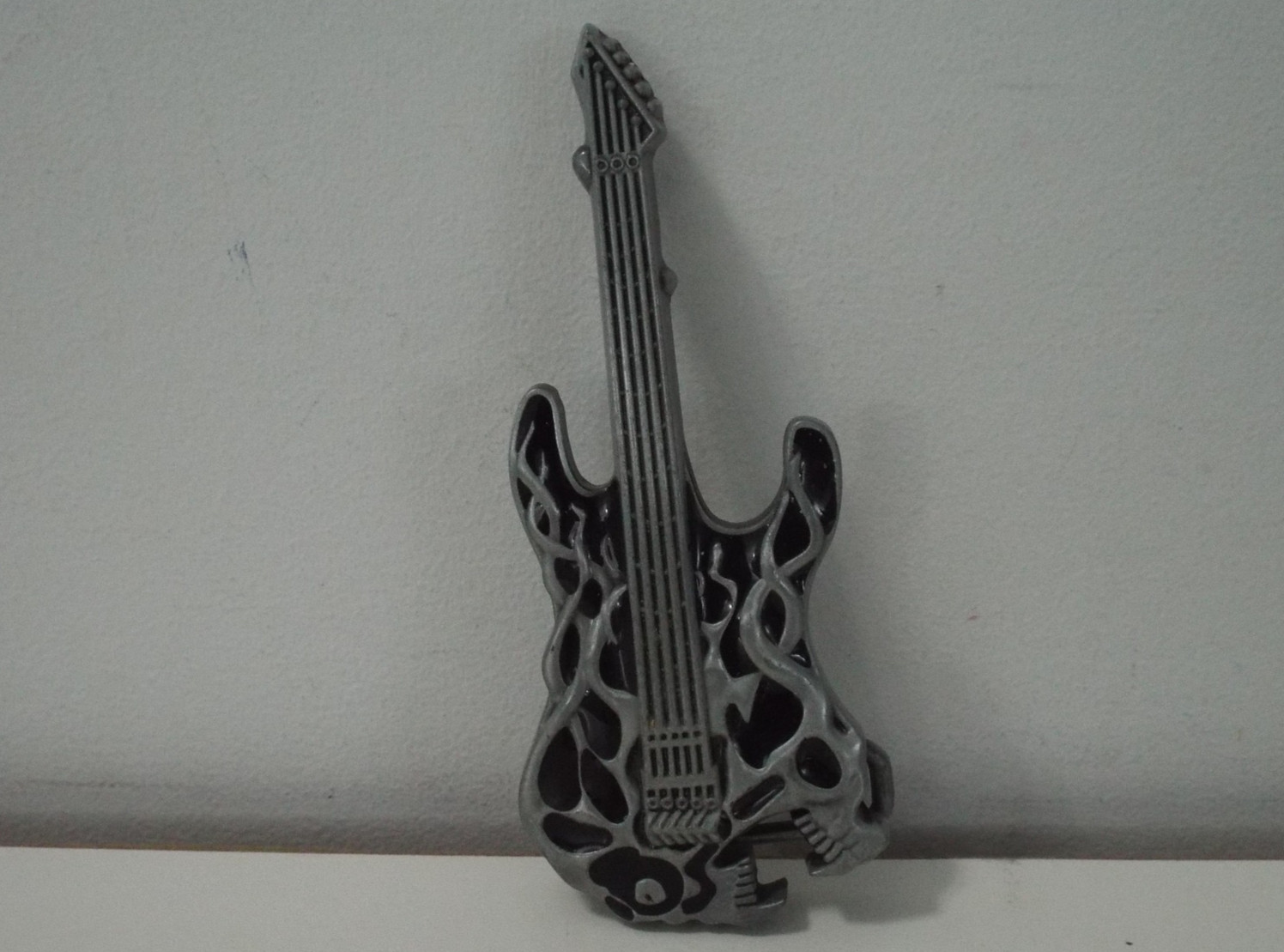 Jean&rsquo;s Friend « Flaming Fanged Guitar Skull » Silvertone Metal 4&Prime;x2&Prime; Belt Buckle