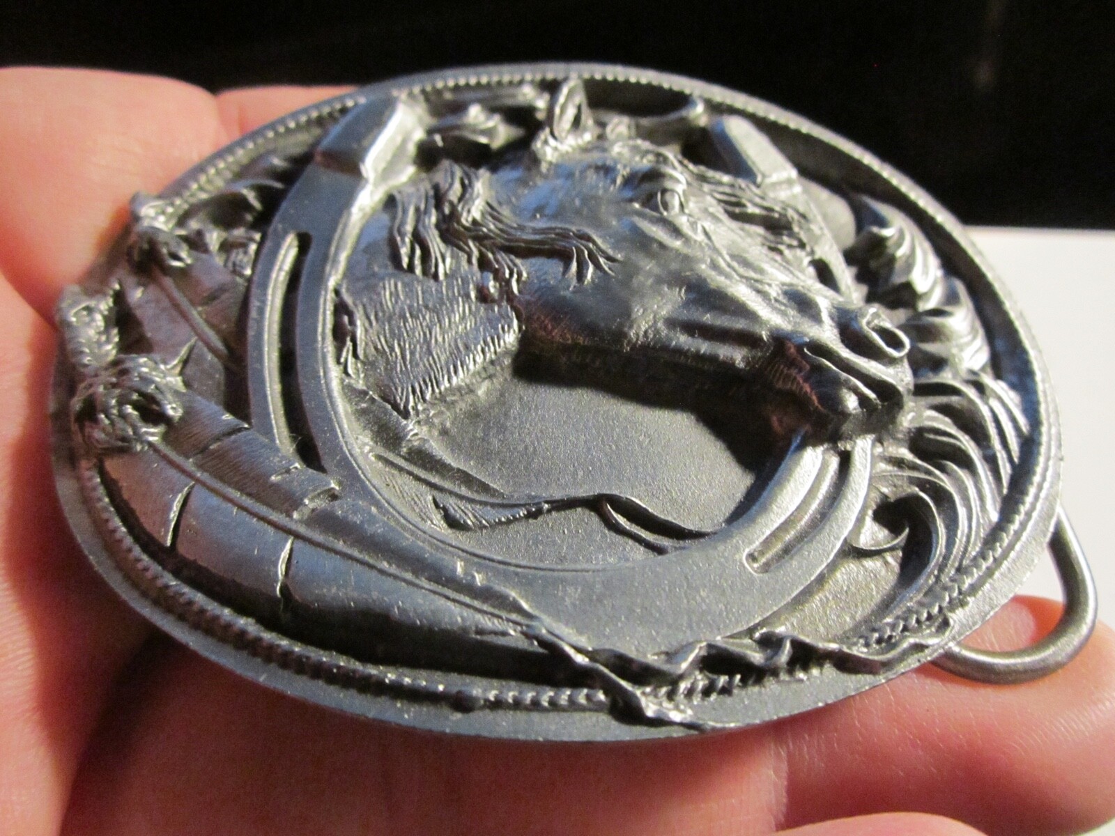 HORSE AND HORSE SHOE DESIGN VINTAGE BELT BUCKLE IN PEWTER – GW-15