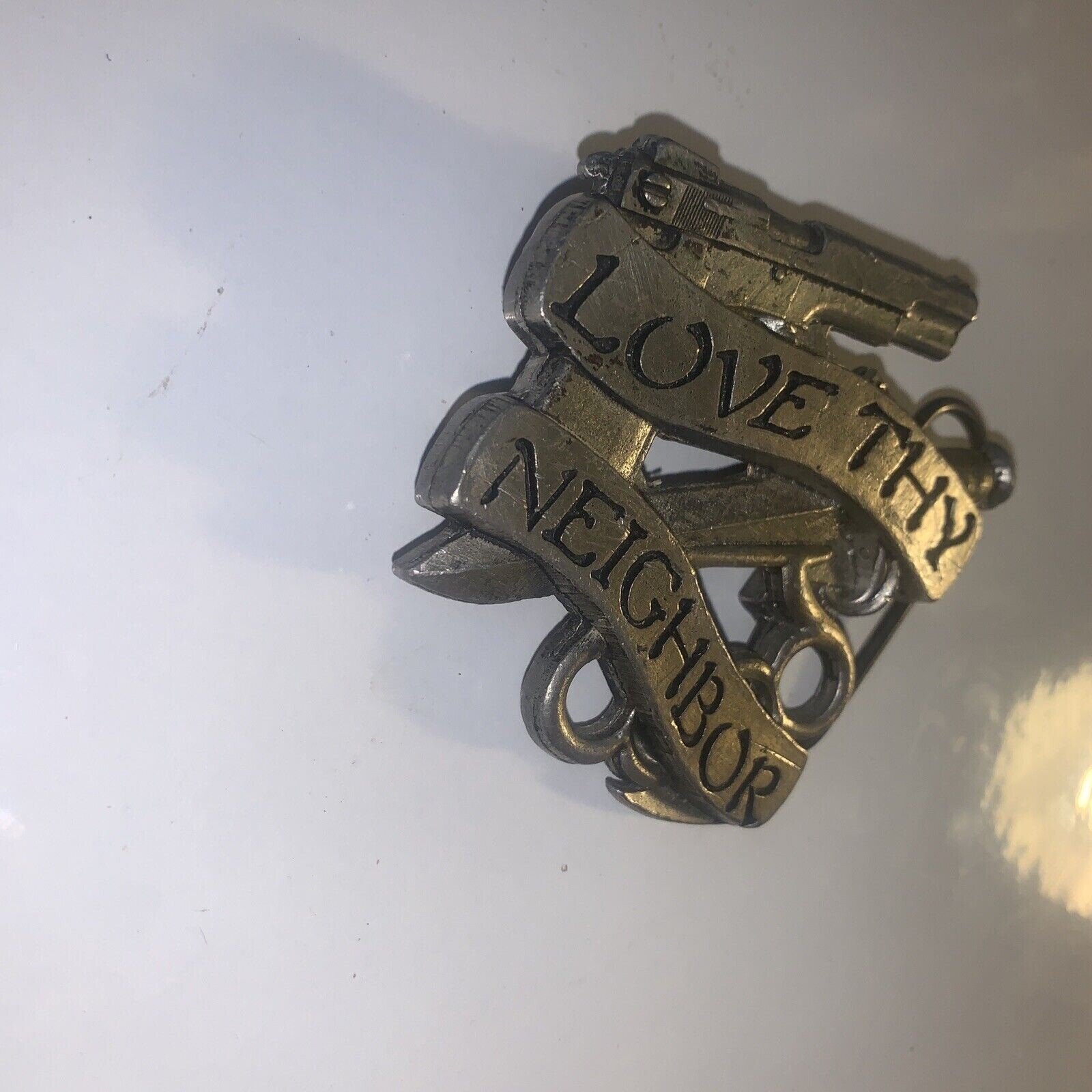 2002 Mobtown Belt Buckle Love Thy Neighbor Gun & Dagger Silver Tone Sb1