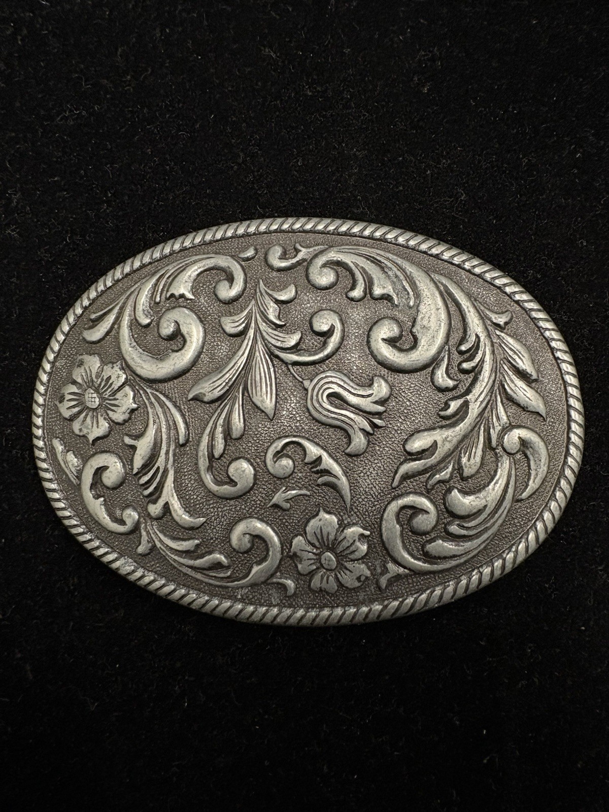Vintage silver toned belt buckle feature floral design and roped edge RARE