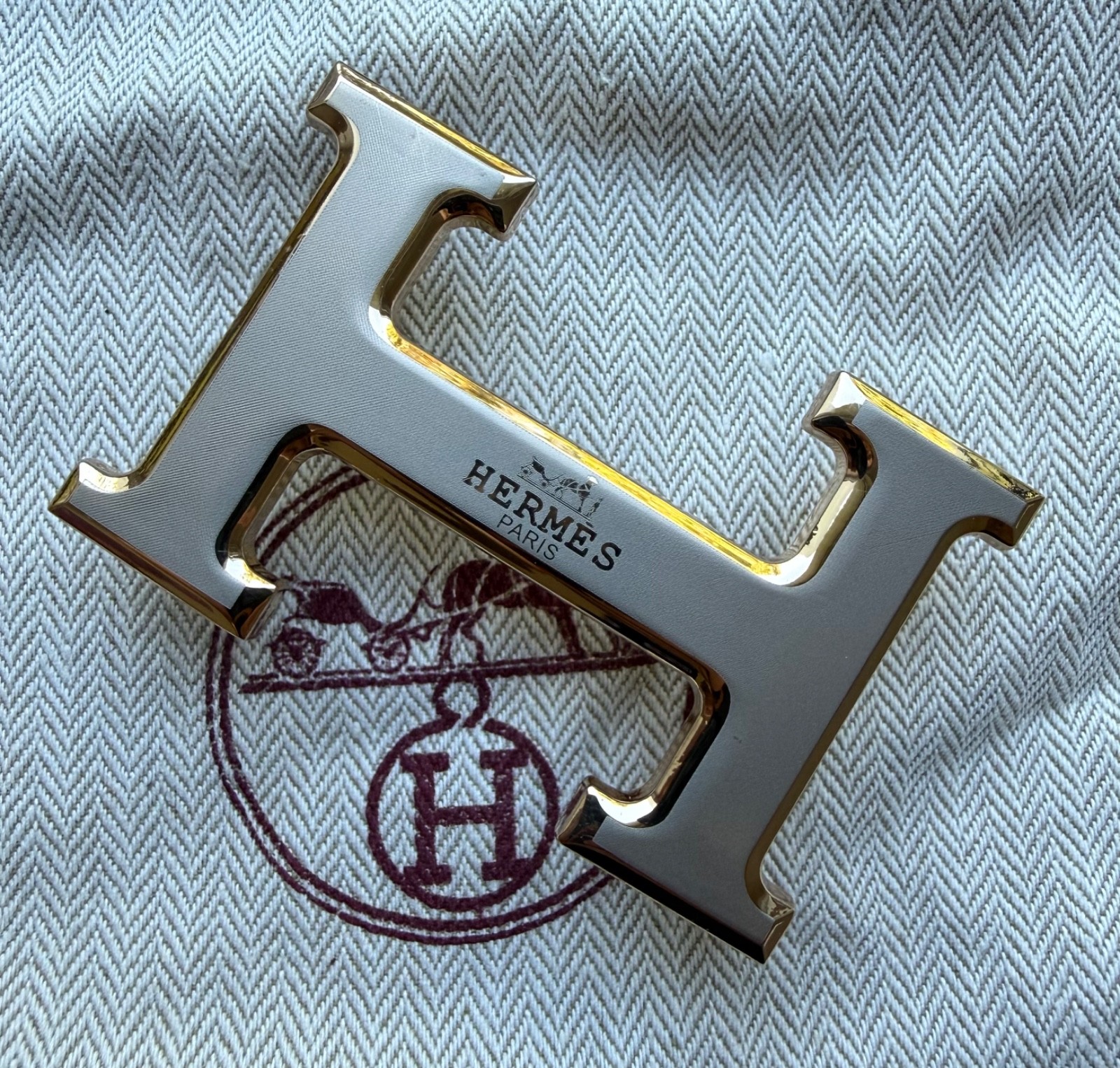 Hermès belt buckle in polished palladium, complete with its signature pouch