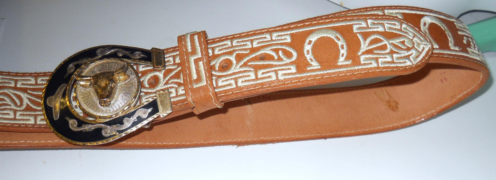 HORSESHOE AND BULL HEAD BELT BUCKLE AND WESTERN LEATHER DECORATE BELT