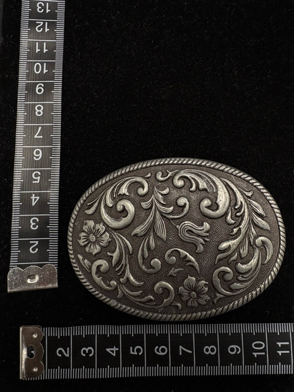 Vintage silver toned belt buckle feature floral design and roped edge RARE