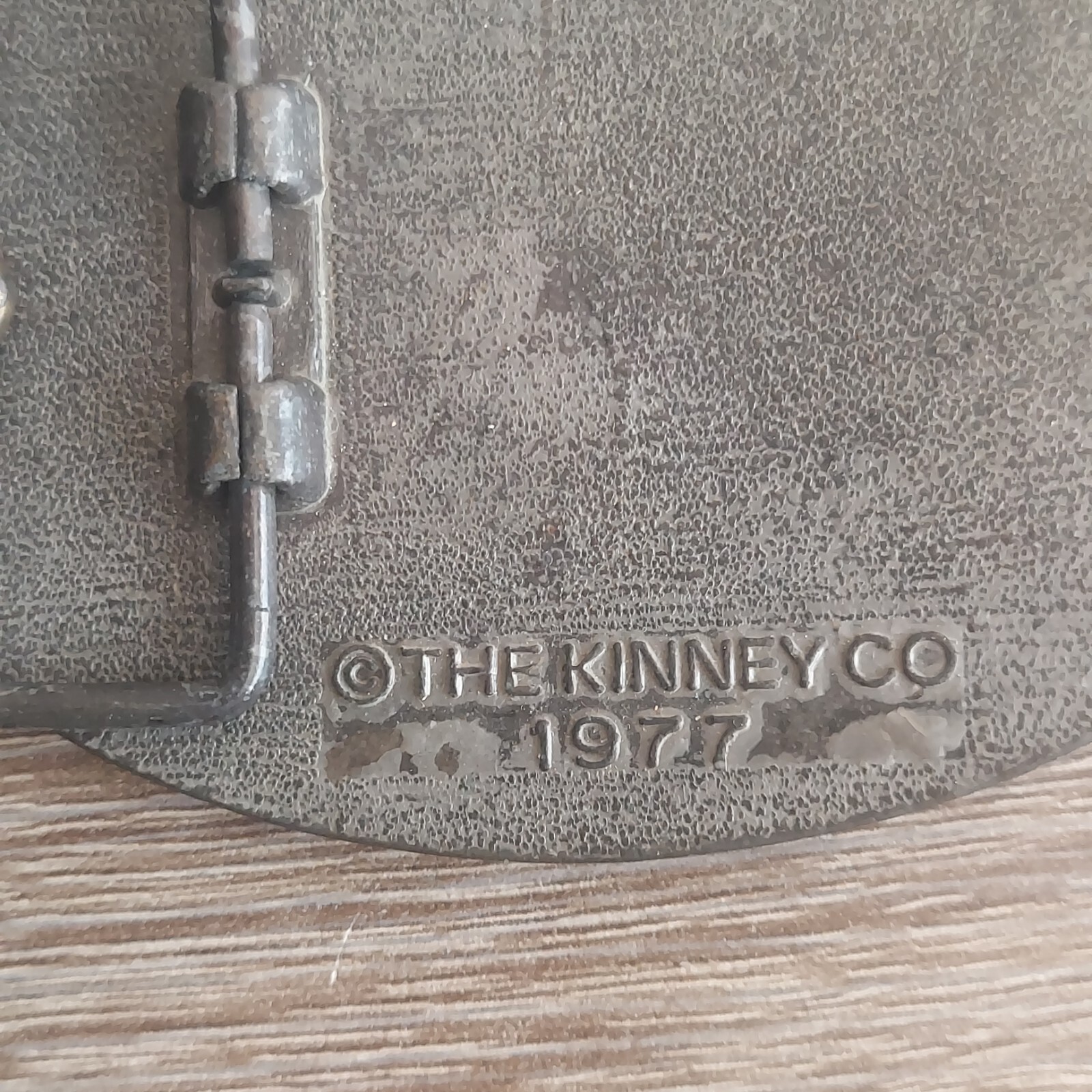 Vintage 1977 The Kinney Co « CARL » Heavy Duty Oval Metal Belt Buckle