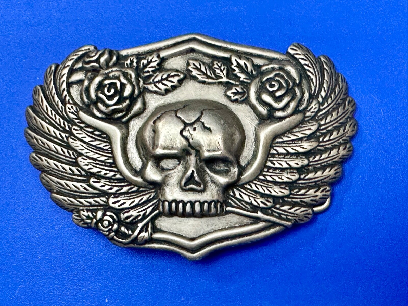 Dimensional Skull Head With Wings And Flowers – Raised Belt Buckle