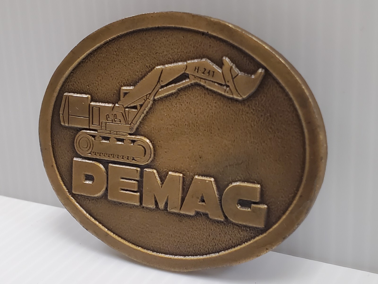 DEMAC Belt Buckle Excavator – Hit Line USA – Construction Vehicle Nice