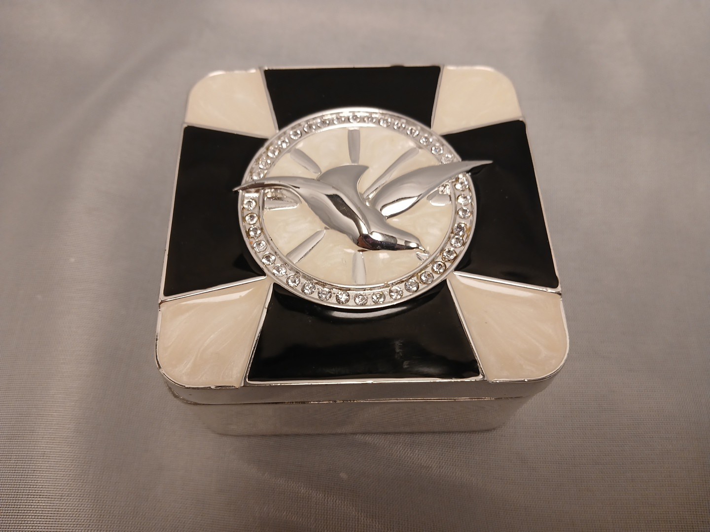 Seagul Tricket Box Enambled Black & White Silvertone Metal