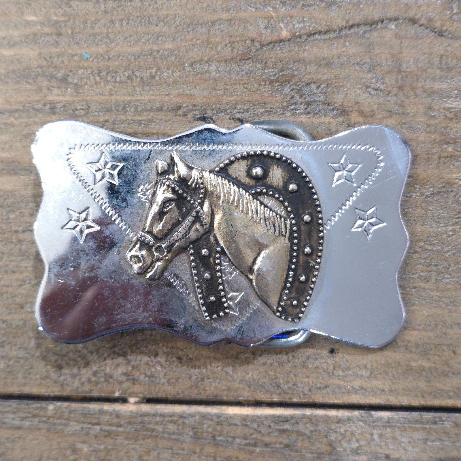 VINTAGE HORSE WITH HORSE SHOE THEME BELT BUCKLE