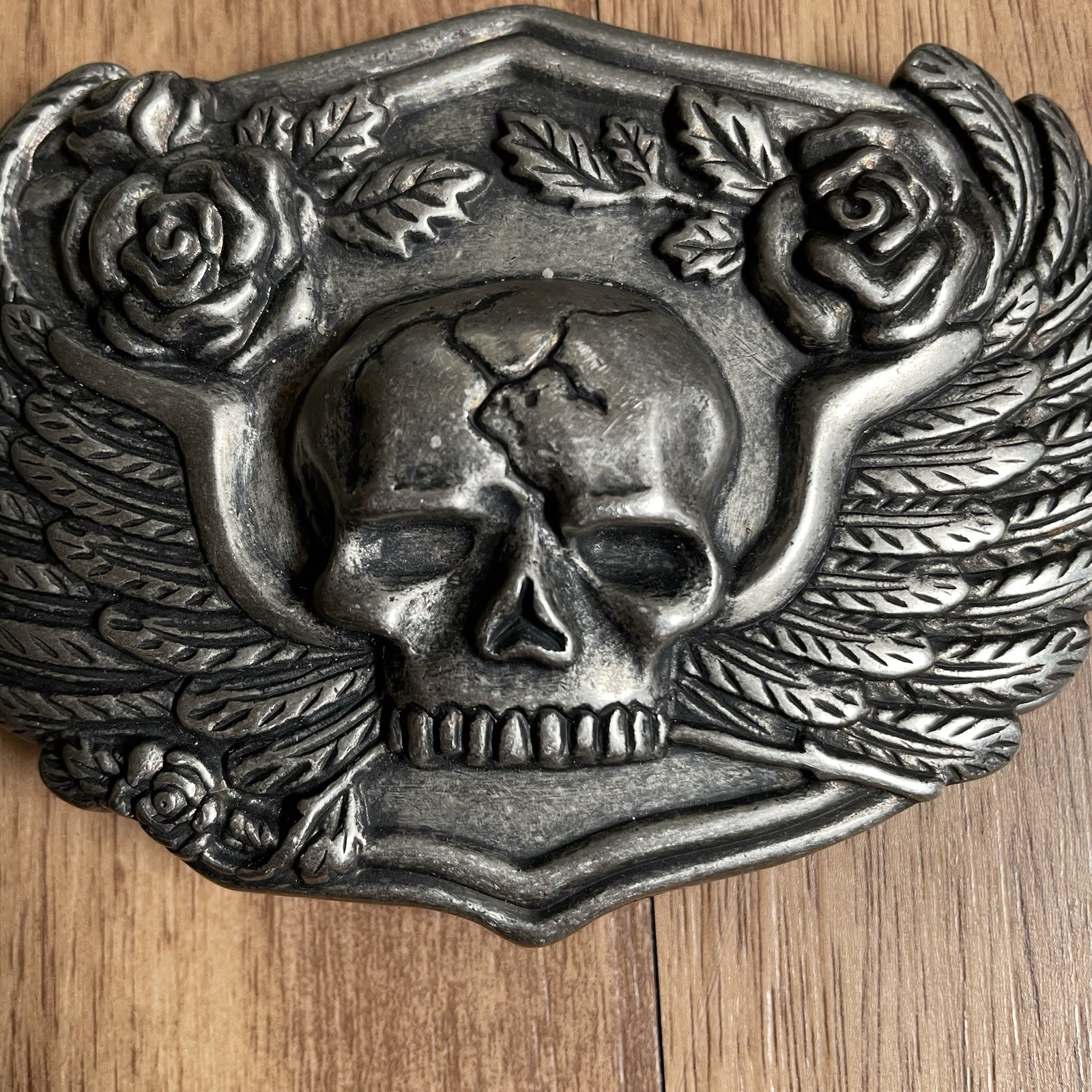 Belt Buckle Large 4&Prime; Cracked Skull Roses Wings Gray Silver Color Goth Halloween