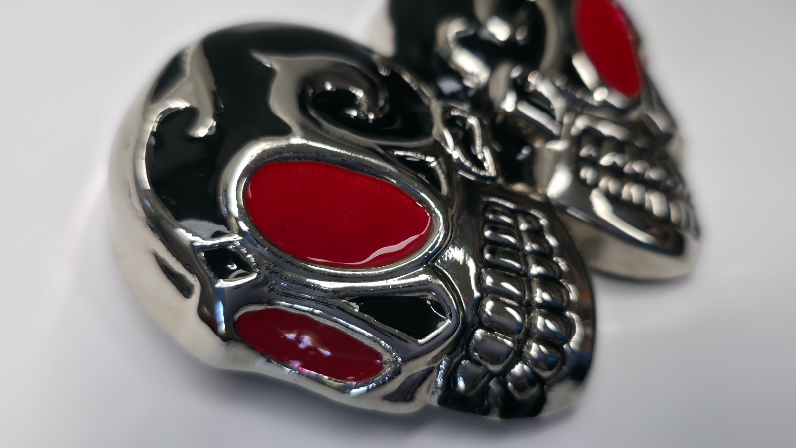 Double Skull Red Eye Glossy Black & Chrome Belt Buckle – NOS