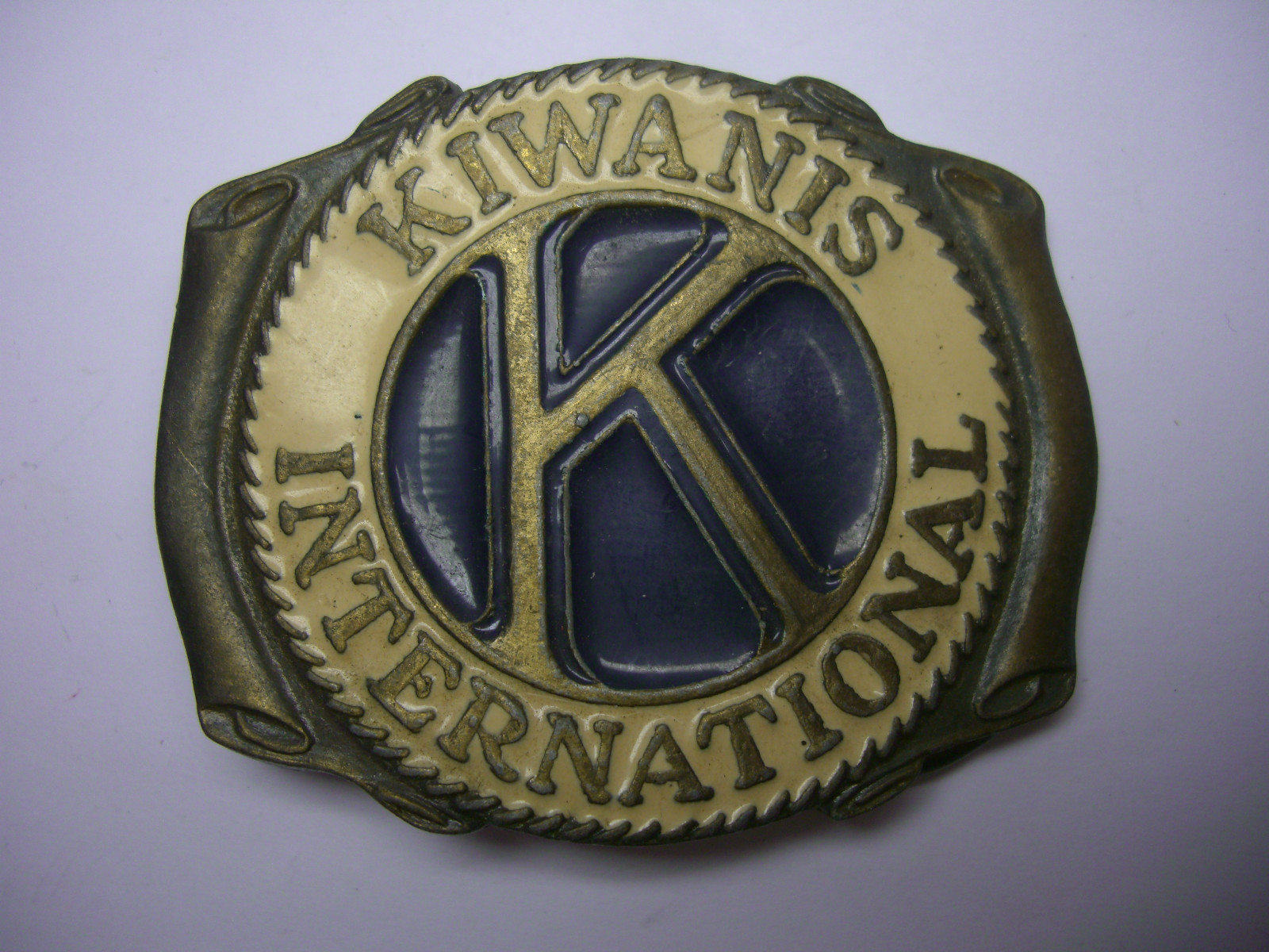 VINTAGE KIWANIS INTERNATIONAL K BLUE & WHITE ENAMELED BELT BUCKLE CAST No.871