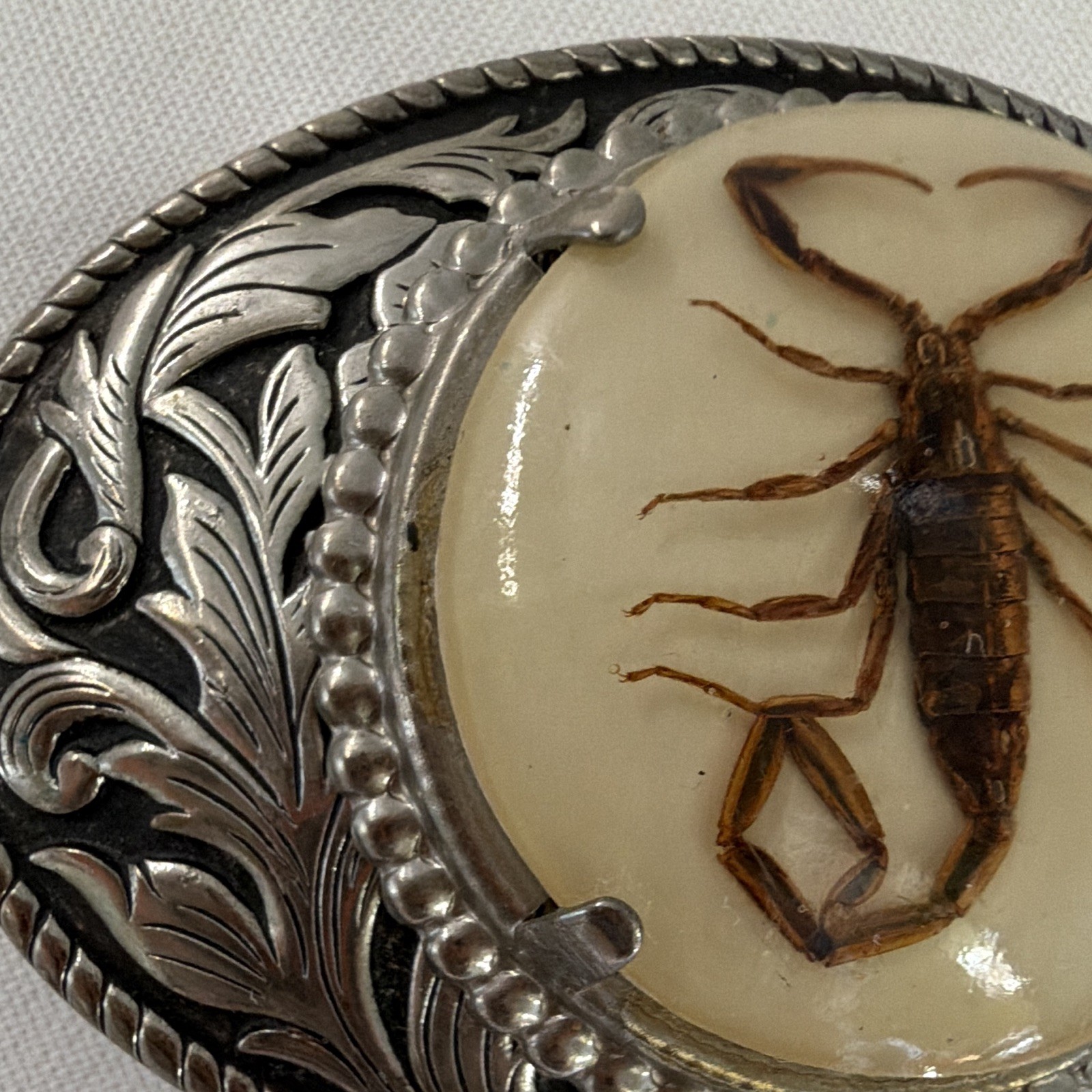 Men&rsquo;s Western Oval Scorpion Engraved Metal Belt Buckle Fits 1.5 in Belt