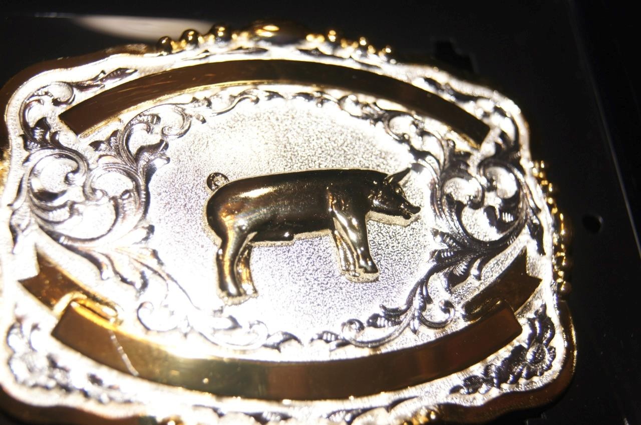 Lightning Ridge Crumrine Western Belt Buckle Trophy Pig 2 Ribbons 38448