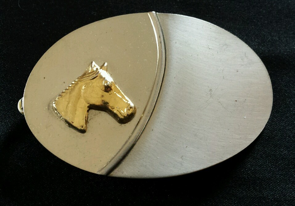 SIMPLE SHINY SILVER TONED OVAL WESTERN BELT BUCKLE WITH A 3D GOLD COLORED HORSE