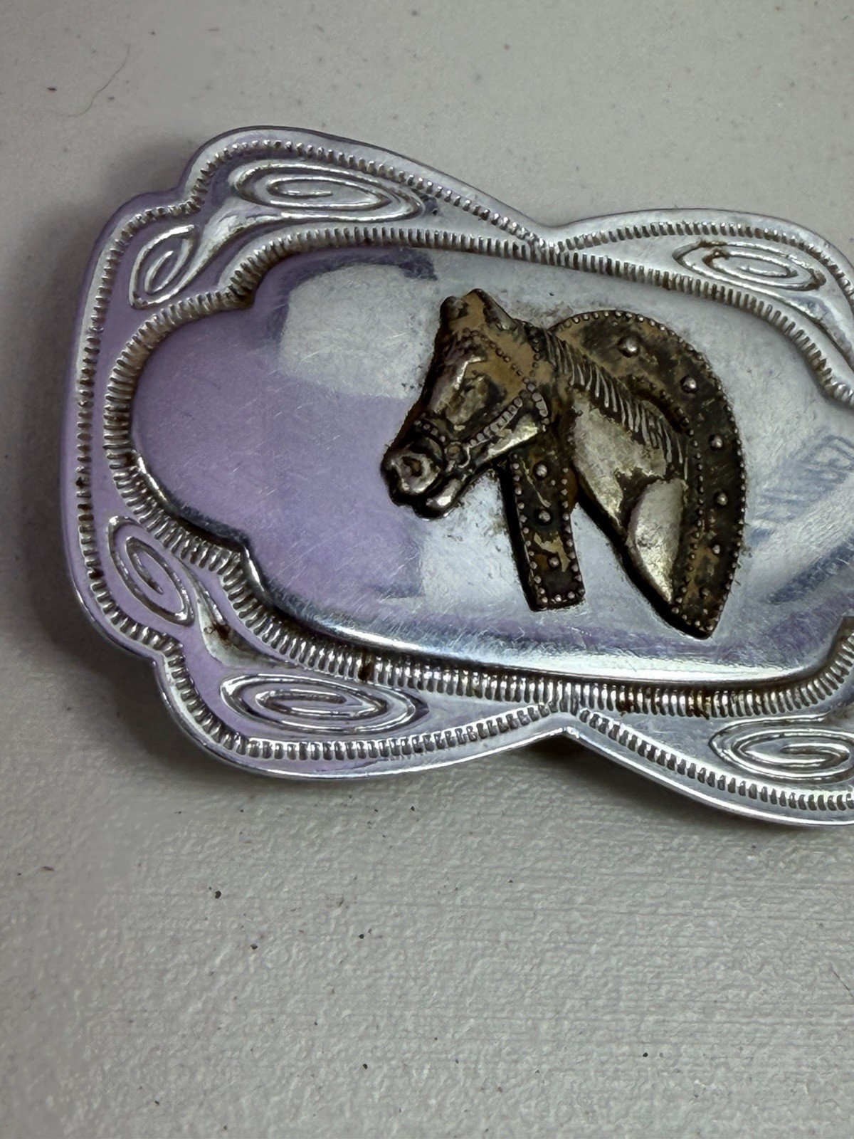 VINTAGE HORSE WITH HORSE SHOE THEME BELT BUCKLE Hong Kong