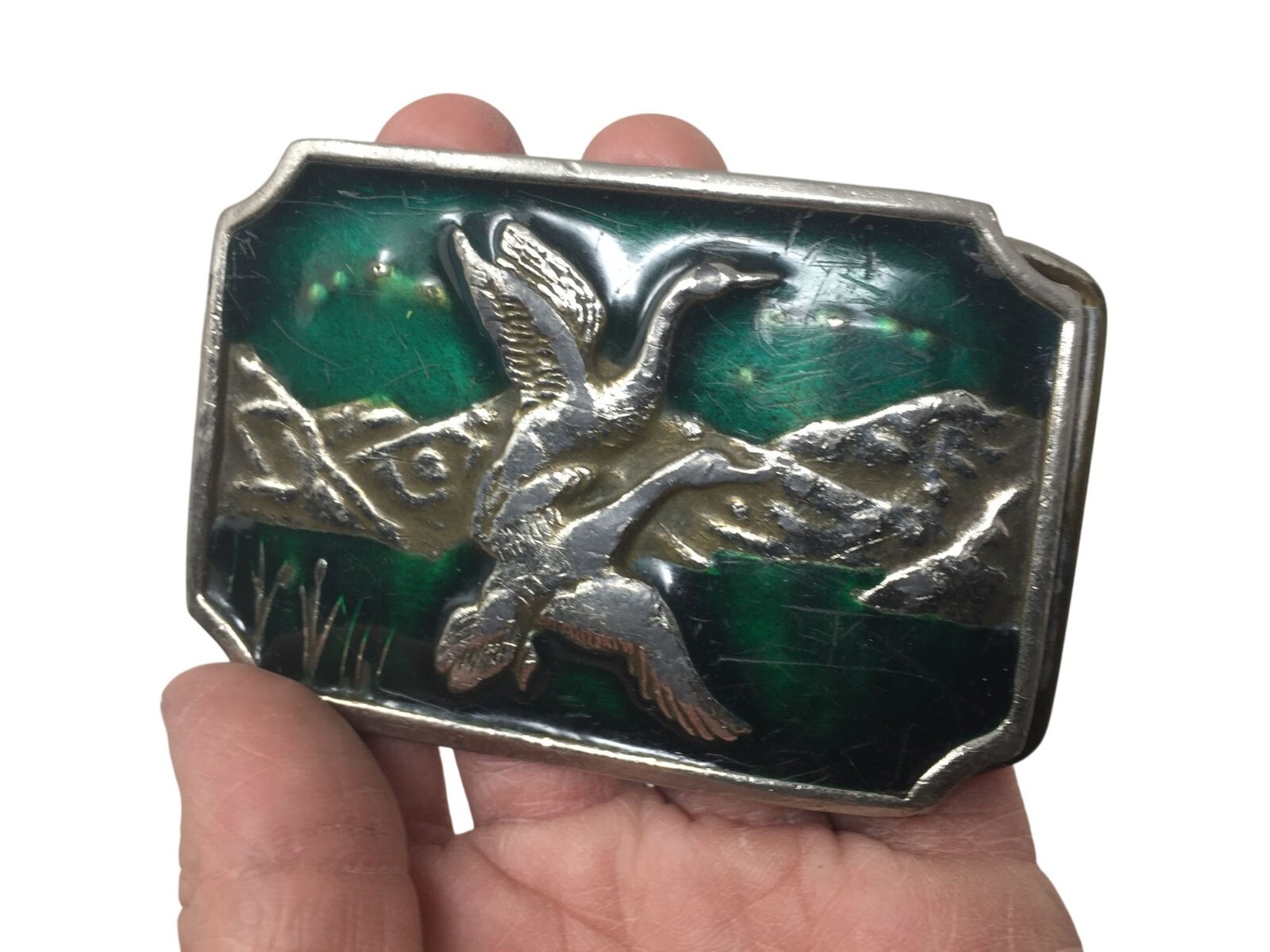 Vintage Silver and Green Men&rsquo;s Metal Belt Buckle with Two Flying Ducks on it