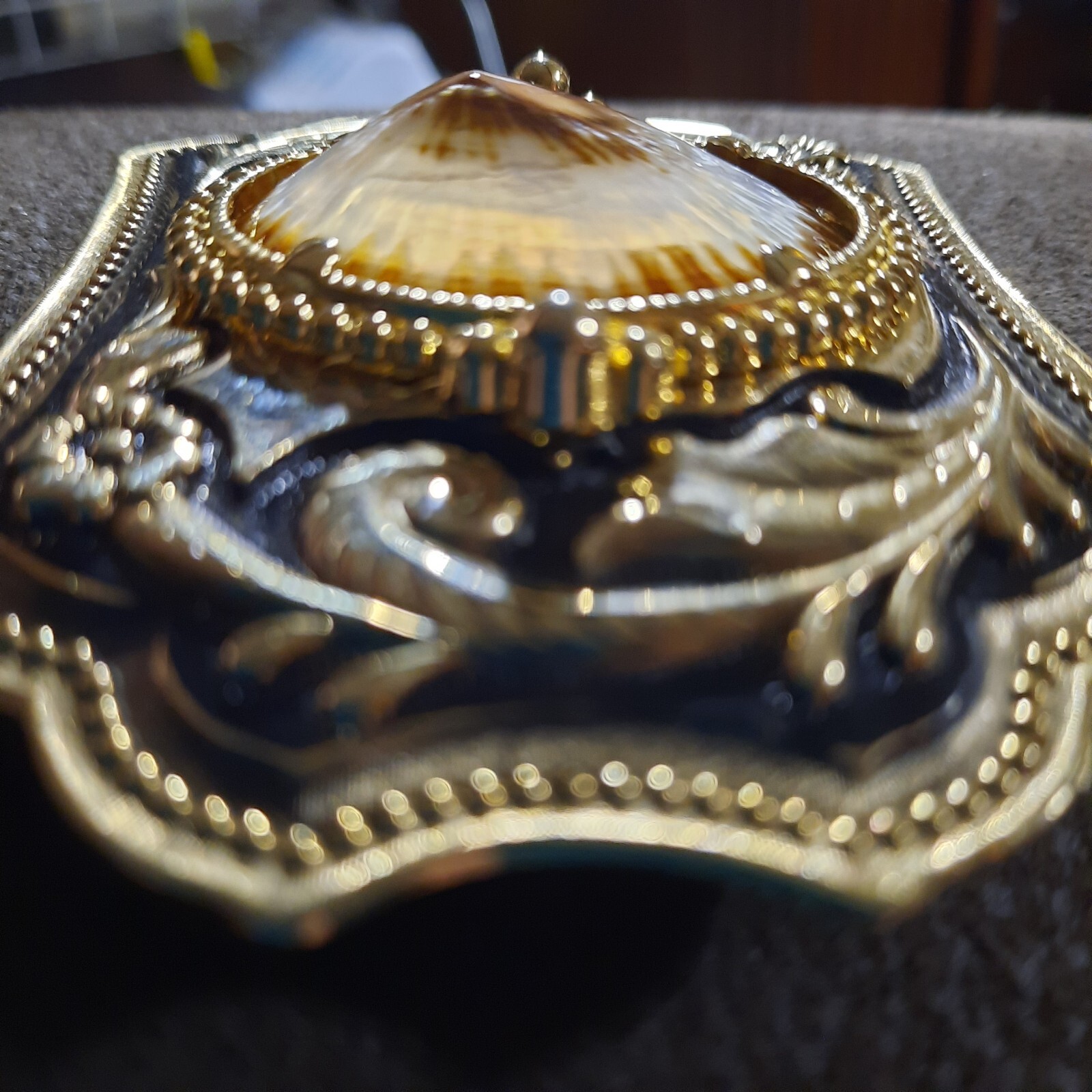 Gold Plated Belt Buckle with 25×18 Shell Cabochon 4&Prime;x3&Prime; 2 in belt