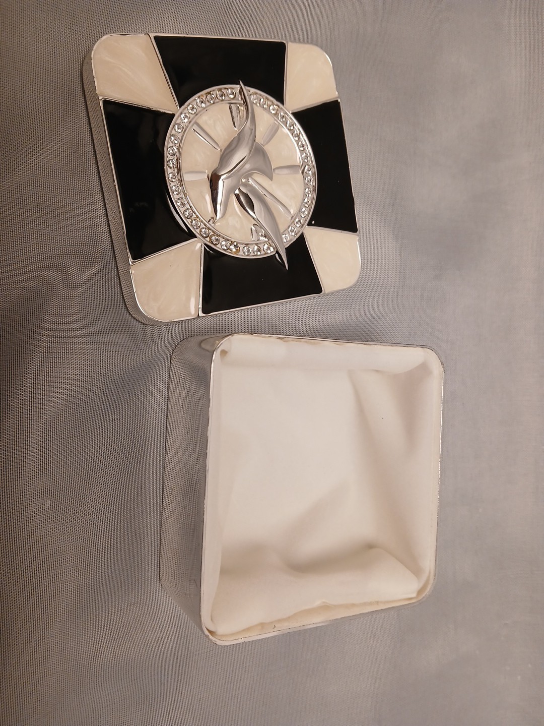 Seagul Tricket Box Enambled Black & White Silvertone Metal
