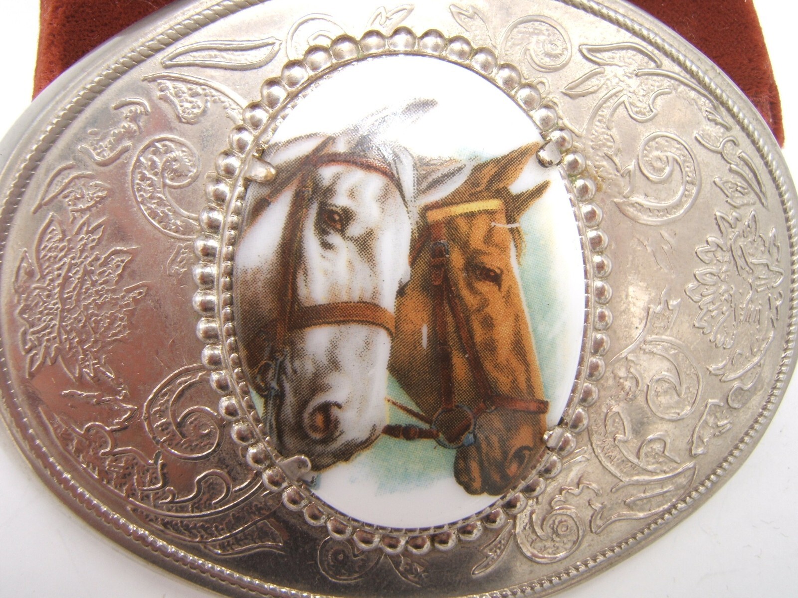 VTG WESTERN SILVERTONE METAL BELT BUCKLE PORCELAIN CENTER 2 HORSES