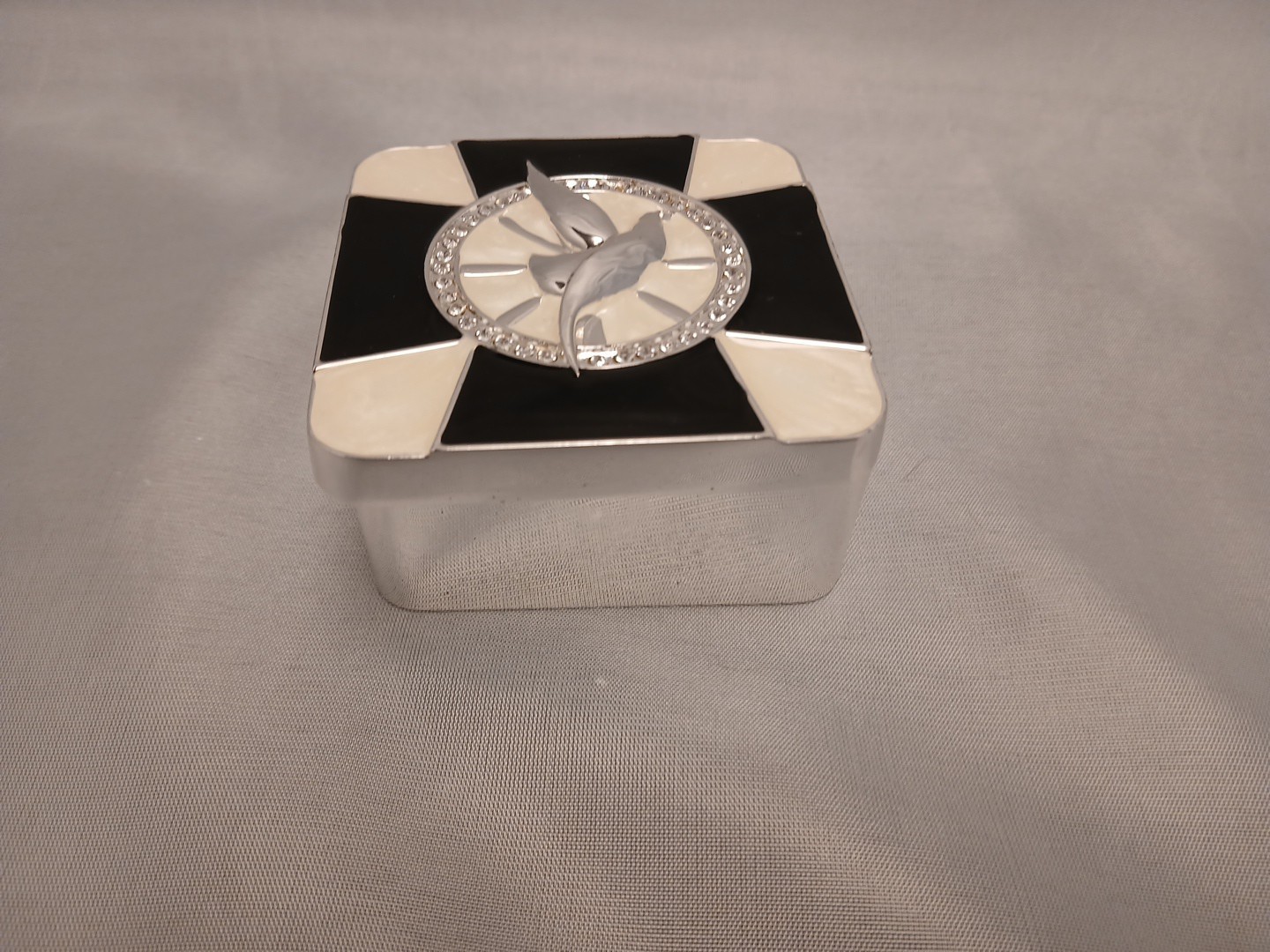 Seagul Tricket Box Enambled Black & White Silvertone Metal