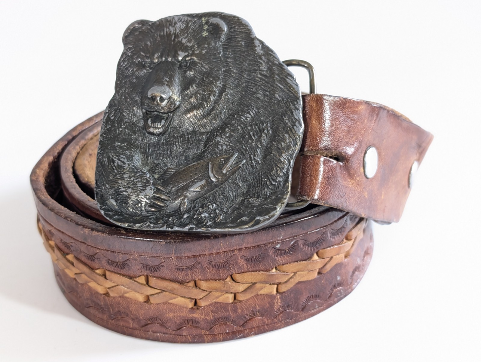1978 Bergamot Bear in Stream w Fish, Solid Brass Belt Buckle w Leather Belt 36&Prime;