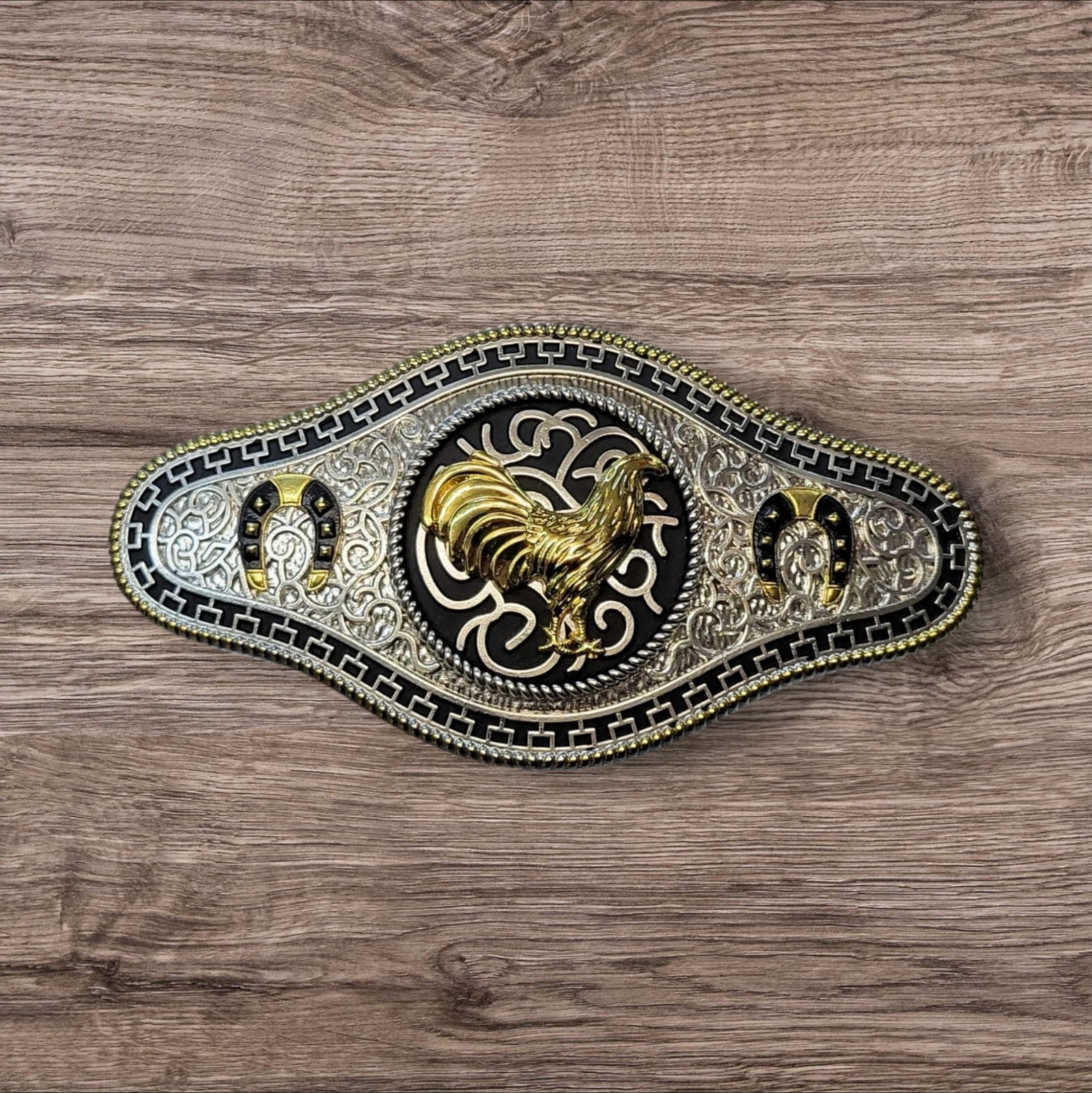 Cowboy/Charro Belt Buckle – Rooster/Horse Shoe 6.5&Prime;x3.25&Prime; Silver Tone/Black/Gold