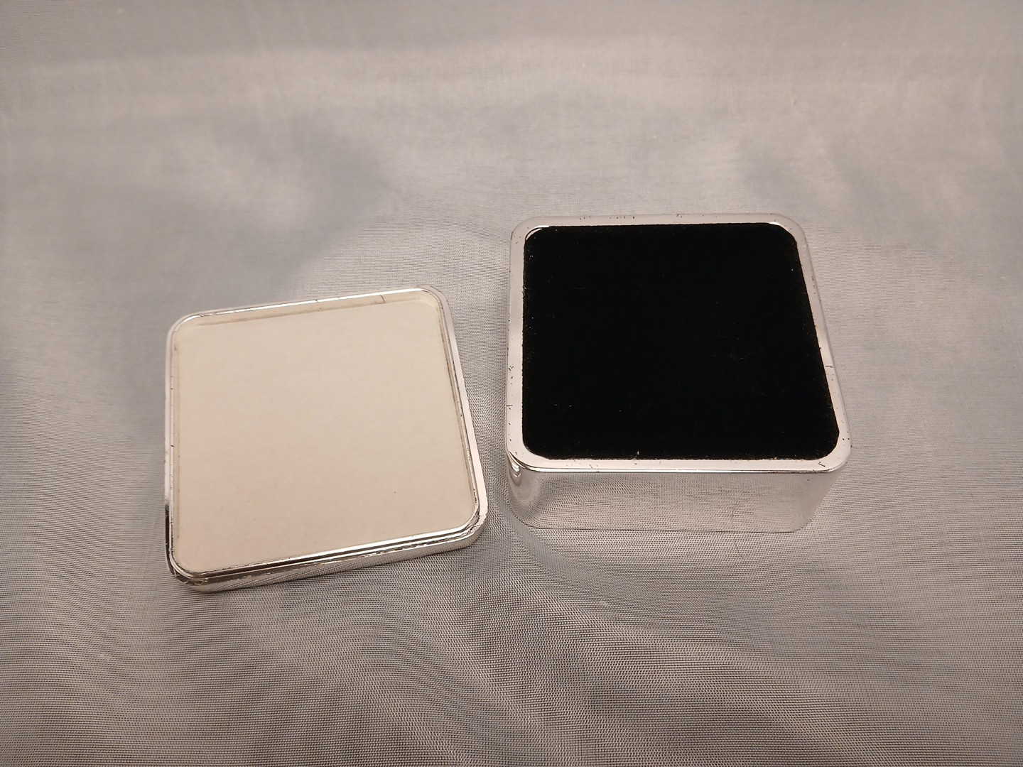 Seagul Tricket Box Enambled Black & White Silvertone Metal